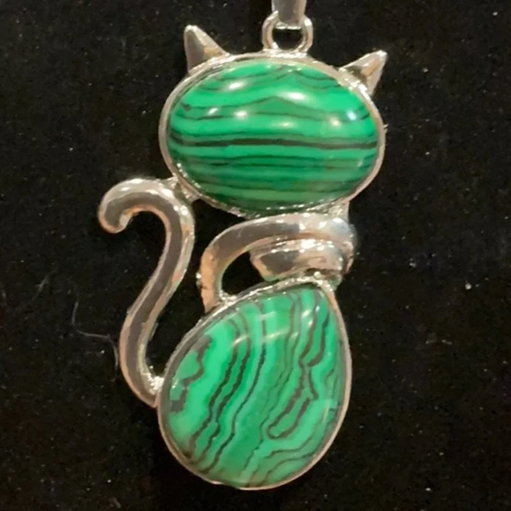 Elegant Green Malachite Cat Pendant Necklace in Silver Setting